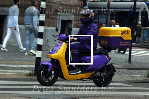 Amsterdam 25 juni 2021
Getir koerier op scooter. Getir bezorgd binnen 10 minuten