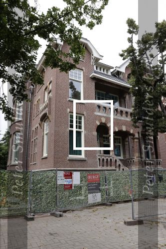 Amsterdam 24 juli 2021
Het nieuwe huis / villa van Gigi Ravelli en haar man Roger Hodenius is bijna klaar .