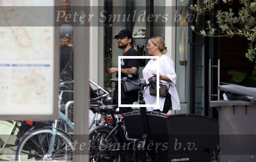 Amsterdam 19 juli 2021
Glennis Grace en haar  vriend LÃ©vy Simon op straat in Amsterdam zuid.