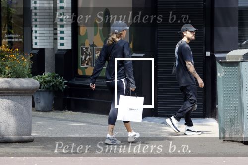 Amsterdam 19 juli 2021
Glennis Grace en haar  vriend LÃ©vy Simon op straat in Amsterdam zuid.