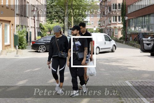 Amsterdam 19 juli 2021
Glennis Grace en haar  vriend LÃ©vy Simon en zoon  op straat