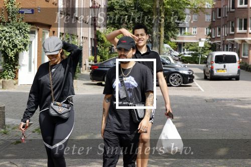 Amsterdam 19 juli 2021
Glennis Grace en haar  vriend LÃ©vy Simon en zoon  op straat