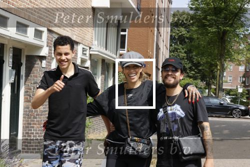 Amsterdam 19 juli 2021
Glennis Grace en haar  vriend LÃ©vy Simon en zoon  op straat