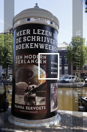 Amsterdam 15 juni 2021
Hanna Bervoets bij haar reclamezuil op de grachten van Amsterdam. Haar vriendin Inge de Frank maakt fotos