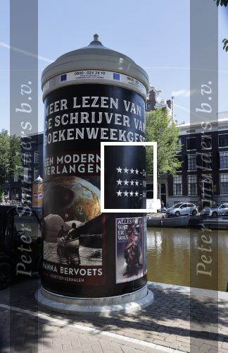 Amsterdam 15 juni 2021
Hanna Bervoets bij haar reclamezuil op de grachten van Amsterdam. Haar vriendin Inge de Frank maakt fotos