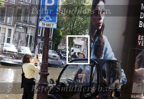 Amsterdam 15 juni 2021
Hanna Bervoets bij haar reclamezuil op de grachten van Amsterdam. Haar vriendin Inge de Frank maakt fotos