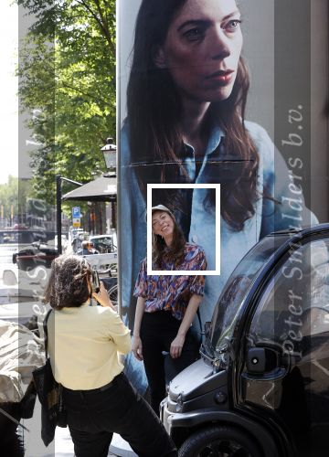 Amsterdam 15 juni 2021
Hanna Bervoets bij haar reclamezuil op de grachten van Amsterdam. Haar vriendin Inge de Frank maakt fotos