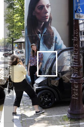 Amsterdam 15 juni 2021
Hanna Bervoets bij haar reclamezuil op de grachten van Amsterdam. Haar vriendin Inge de Frank maakt fotos