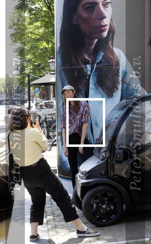 Amsterdam 15 juni 2021
Hanna Bervoets bij haar reclamezuil op de grachten van Amsterdam. Haar vriendin Inge de Frank maakt fotos