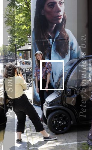Amsterdam 15 juni 2021
Hanna Bervoets bij haar reclamezuil op de grachten van Amsterdam. Haar vriendin Inge de Frank maakt fotos