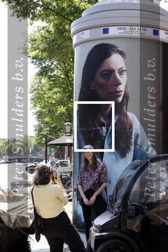 Amsterdam 15 juni 2021
Hanna Bervoets bij haar reclamezuil op de grachten van Amsterdam. Haar vriendin Inge de Frank maakt fotos