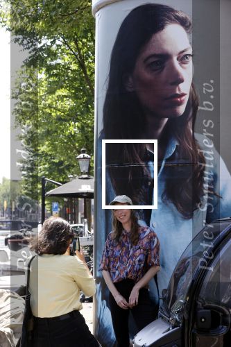 Amsterdam 15 juni 2021
Hanna Bervoets bij haar reclamezuil op de grachten van Amsterdam. Haar vriendin Inge de Frank maakt fotos