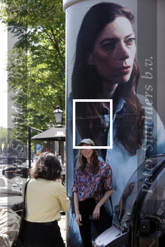 Amsterdam 15 juni 2021
Hanna Bervoets bij haar reclamezuil op de grachten van Amsterdam. Haar vriendin Inge de Frank maakt fotos
