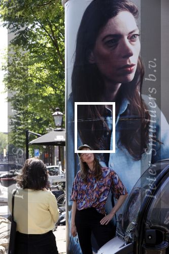 Amsterdam 15 juni 2021
Hanna Bervoets bij haar reclamezuil op de grachten van Amsterdam. Haar vriendin Inge de Frank maakt fotos
