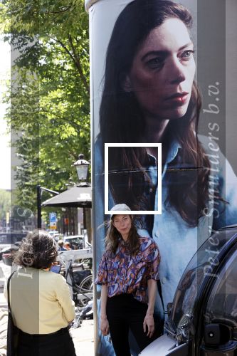 Amsterdam 15 juni 2021
Hanna Bervoets bij haar reclamezuil op de grachten van Amsterdam. Haar vriendin Inge de Frank maakt fotos