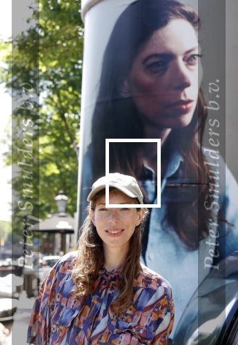 Amsterdam 15 juni 2021
Hanna Bervoets bij haar reclamezuil op de grachten van Amsterdam. Haar vriendin Inge de Frank maakt fotos