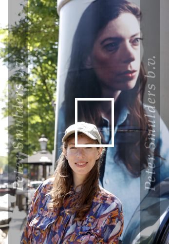 Amsterdam 15 juni 2021
Hanna Bervoets bij haar reclamezuil op de grachten van Amsterdam. Haar vriendin Inge de Frank maakt fotos