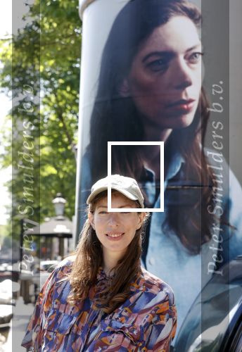 Amsterdam 15 juni 2021
Hanna Bervoets bij haar reclamezuil op de grachten van Amsterdam. Haar vriendin Inge de Frank maakt fotos