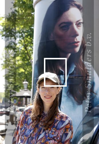 Amsterdam 15 juni 2021
Hanna Bervoets bij haar reclamezuil op de grachten van Amsterdam. Haar vriendin Inge de Frank maakt fotos