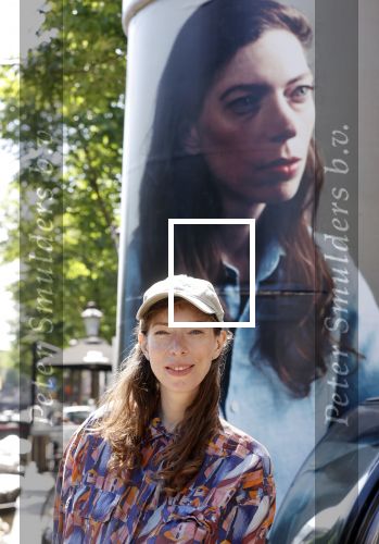 Amsterdam 15 juni 2021
Hanna Bervoets bij haar reclamezuil op de grachten van Amsterdam. Haar vriendin Inge de Frank maakt fotos