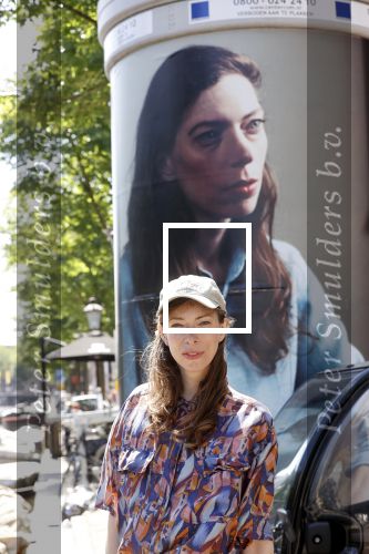 Amsterdam 15 juni 2021
Hanna Bervoets bij haar reclamezuil op de grachten van Amsterdam. Haar vriendin Inge de Frank maakt fotos