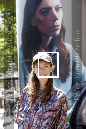 Amsterdam 15 juni 2021
Hanna Bervoets bij haar reclamezuil op de grachten van Amsterdam. Haar vriendin Inge de Frank maakt fotos