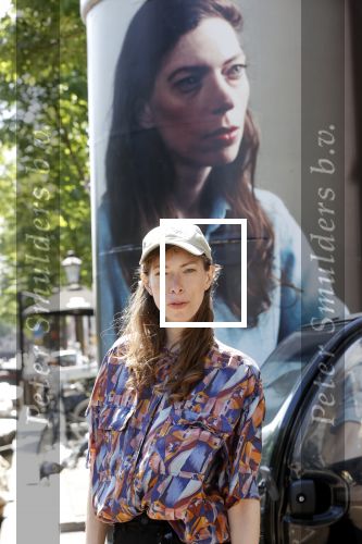 Amsterdam 15 juni 2021
Hanna Bervoets bij haar reclamezuil op de grachten van Amsterdam. Haar vriendin Inge de Frank maakt fotos
