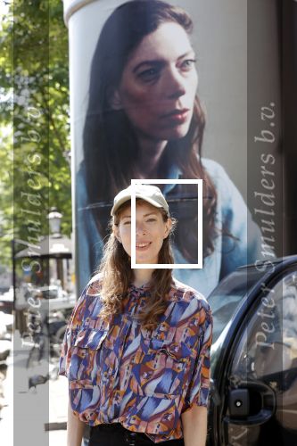 Amsterdam 15 juni 2021
Hanna Bervoets bij haar reclamezuil op de grachten van Amsterdam. Haar vriendin Inge de Frank maakt fotos