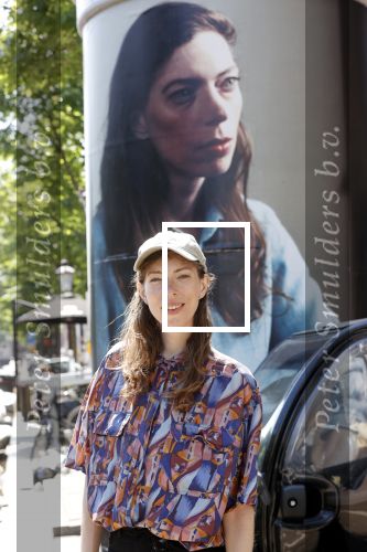 Amsterdam 15 juni 2021
Hanna Bervoets bij haar reclamezuil op de grachten van Amsterdam. Haar vriendin Inge de Frank maakt fotos