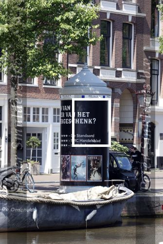 Amsterdam 15 juni 2021
Hanna Bervoets bij haar reclamezuil op de grachten van Amsterdam. Haar vriendin Inge de Frank maakt fotos