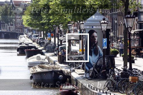 Amsterdam 15 juni 2021
Hanna Bervoets bij haar reclamezuil op de grachten van Amsterdam. Haar vriendin Inge de Frank maakt fotos