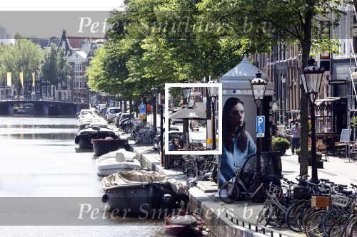 Amsterdam 15 juni 2021
Hanna Bervoets bij haar reclamezuil op de grachten van Amsterdam. Haar vriendin Inge de Frank maakt fotos
