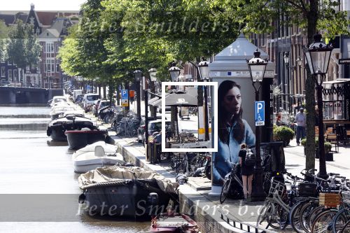Amsterdam 15 juni 2021
Hanna Bervoets bij haar reclamezuil op de grachten van Amsterdam. Haar vriendin Inge de Frank maakt fotos