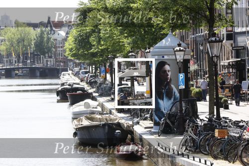 Amsterdam 15 juni 2021
Hanna Bervoets bij haar reclamezuil op de grachten van Amsterdam. Haar vriendin Inge de Frank maakt fotos