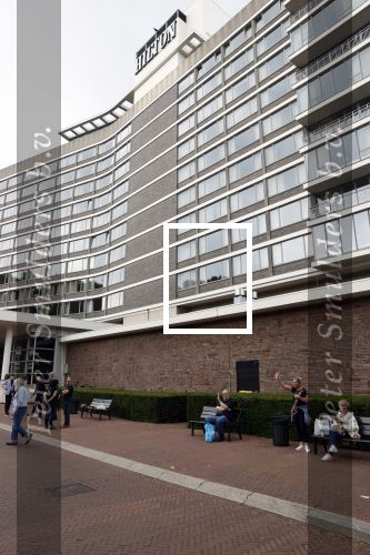 Amsterdam 11 juli 2021
Koos v Dijk , manager Herman Brood op zijn sterfdag bij bankje bij het Hilton Hotel