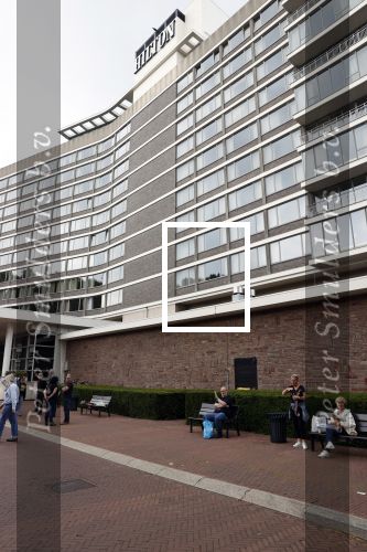 Amsterdam 11 juli 2021
Koos v Dijk , manager Herman Brood op zijn sterfdag bij bankje bij het Hilton Hotel