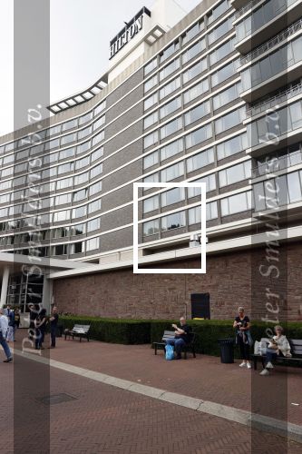 Amsterdam 11 juli 2021
Koos v Dijk , manager Herman Brood op zijn sterfdag bij bankje bij het Hilton Hotel