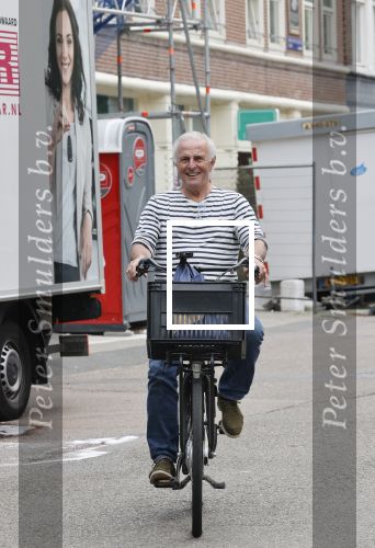 Amsterdam 24 juli 2021
Huub Stapel op de fiets in Amsterdam zuid