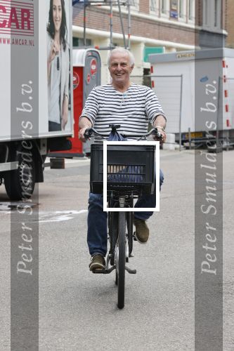 Amsterdam 24 juli 2021
Huub Stapel op de fiets in Amsterdam zuid
