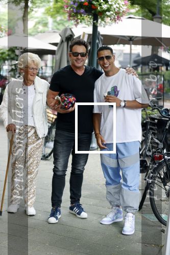 Amsterdam 10 juli 2021
Gerard Joling met zijn moeder op de cornelis schuytstraat. Gerard met Jalal Oba