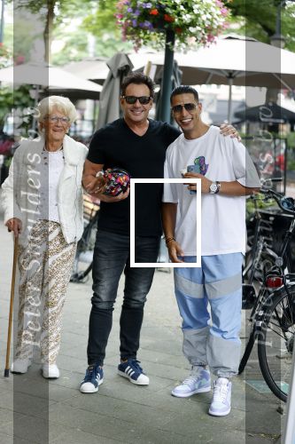Amsterdam 10 juli 2021
Gerard Joling met zijn moeder op de cornelis schuytstraat. Gerard met Jalal Oba