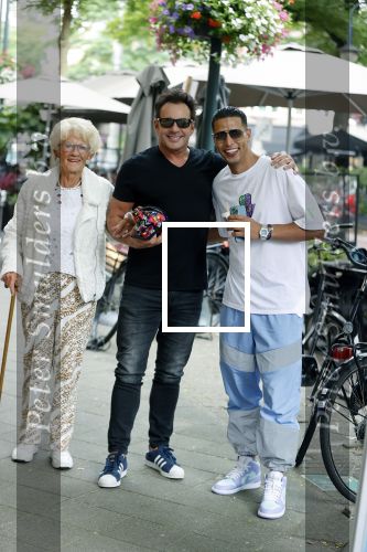 Amsterdam 10 juli 2021
Gerard Joling met zijn moeder op de cornelis schuytstraat. Gerard met Jalal Oba