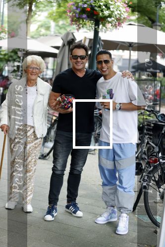 Amsterdam 10 juli 2021
Gerard Joling met zijn moeder op de cornelis schuytstraat. Gerard met Jalal Oba