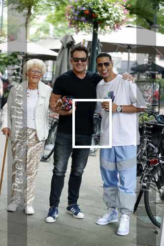 Amsterdam 10 juli 2021
Gerard Joling met zijn moeder op de cornelis schuytstraat. Gerard met Jalal Oba