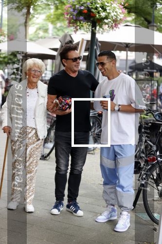 Amsterdam 10 juli 2021
Gerard Joling met zijn moeder op de cornelis schuytstraat. Gerard met Jalal Oba