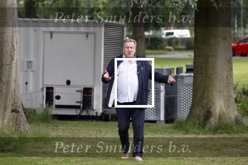 Zeist 8 juli 2021
Bas Nijhuis vraagt zijn vriendin Chantal ten huwelijk. Chantal kwam met een helicopter naar slot Zeist gevlogen. Wolter Kroes zong ze toe. Jan Boskamp