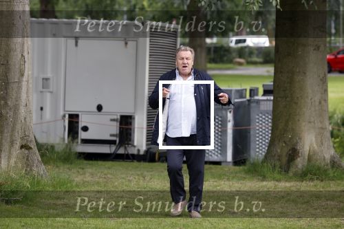 Zeist 8 juli 2021
Bas Nijhuis vraagt zijn vriendin Chantal ten huwelijk. Chantal kwam met een helicopter naar slot Zeist gevlogen. Wolter Kroes zong ze toe. Jan Boskamp