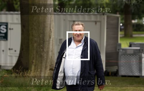 Zeist 8 juli 2021
Bas Nijhuis vraagt zijn vriendin Chantal ten huwelijk. Chantal kwam met een helicopter naar slot Zeist gevlogen. Wolter Kroes zong ze toe. Jan Boskamp