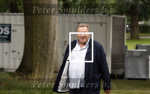 Zeist 8 juli 2021
Bas Nijhuis vraagt zijn vriendin Chantal ten huwelijk. Chantal kwam met een helicopter naar slot Zeist gevlogen. Wolter Kroes zong ze toe. Jan Boskamp