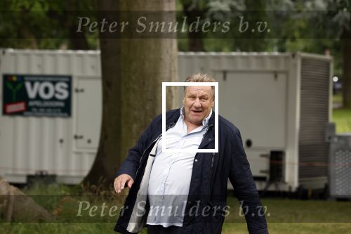 Zeist 8 juli 2021
Bas Nijhuis vraagt zijn vriendin Chantal ten huwelijk. Chantal kwam met een helicopter naar slot Zeist gevlogen. Wolter Kroes zong ze toe. Jan Boskamp